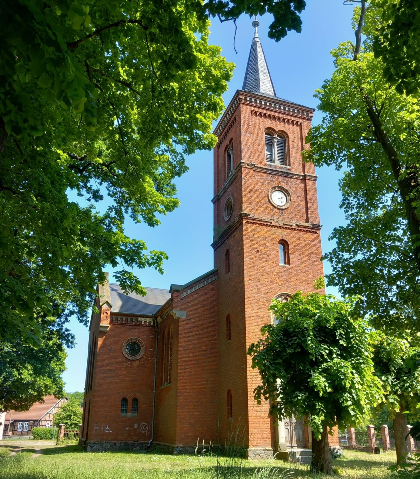 Außenfoto der Kirche, Hauptportal und Glockenturm, 2023