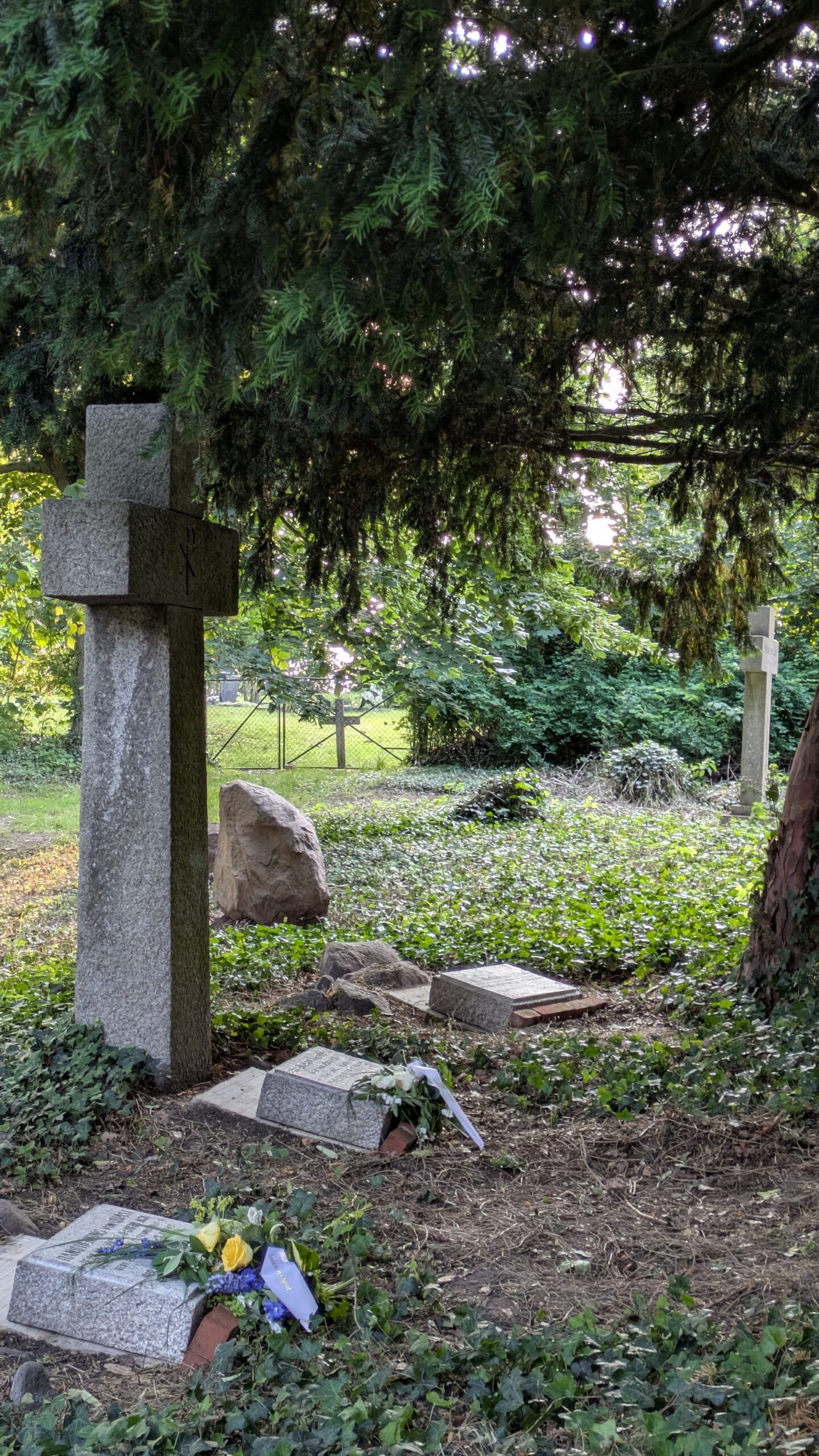 Einweihung der restaurierten Grabsteine der Familie von Quast