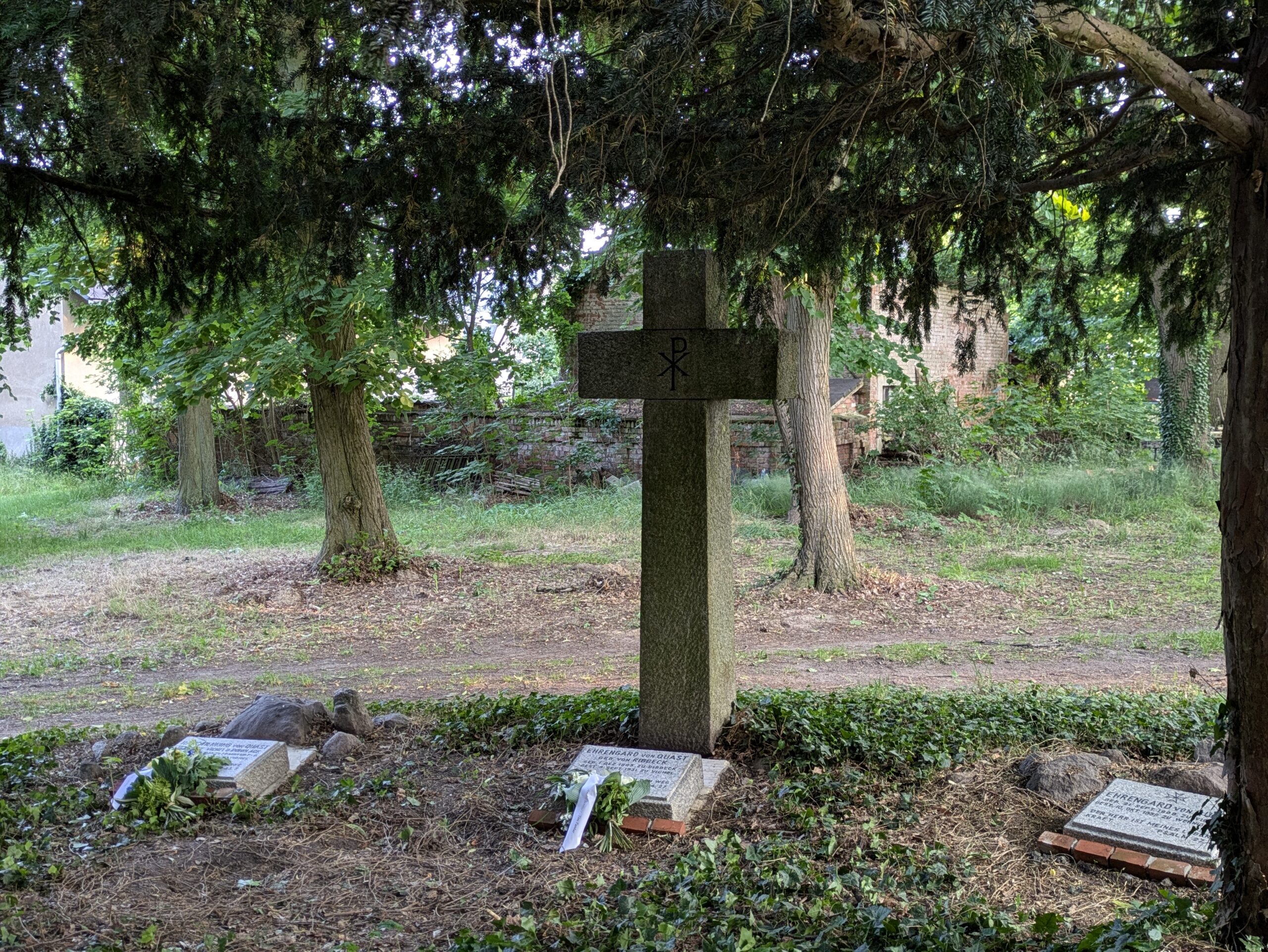 restaurierten Grabsteine